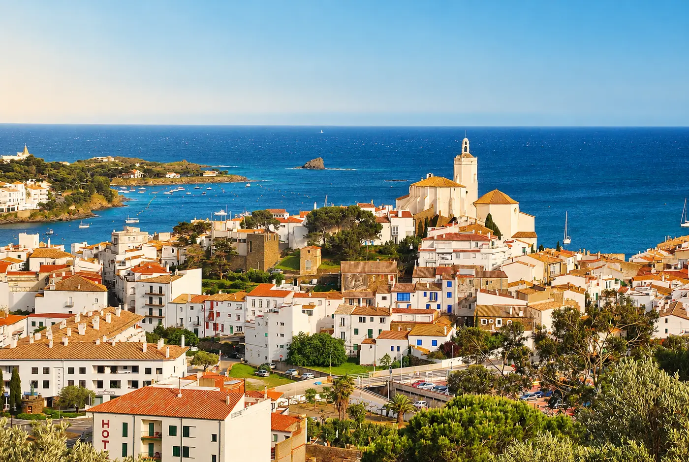 Vista de Cadaqués, con sus casas junto al mar en la Costa Brava.